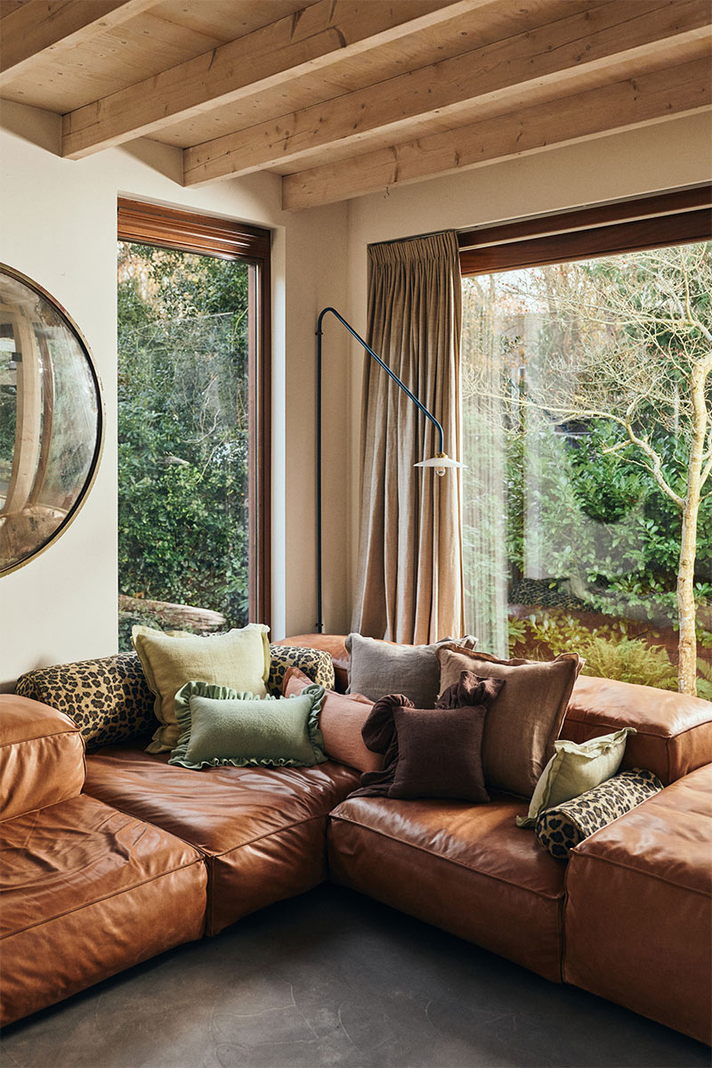 Collection additionnelle 2026, HK Living - Canapé en cuir avec collections de coussins à froufrous et léopard Collection additionnelle 2026, HK Living - Canapé en cuir avec collections de coussins à froufrous et léopard