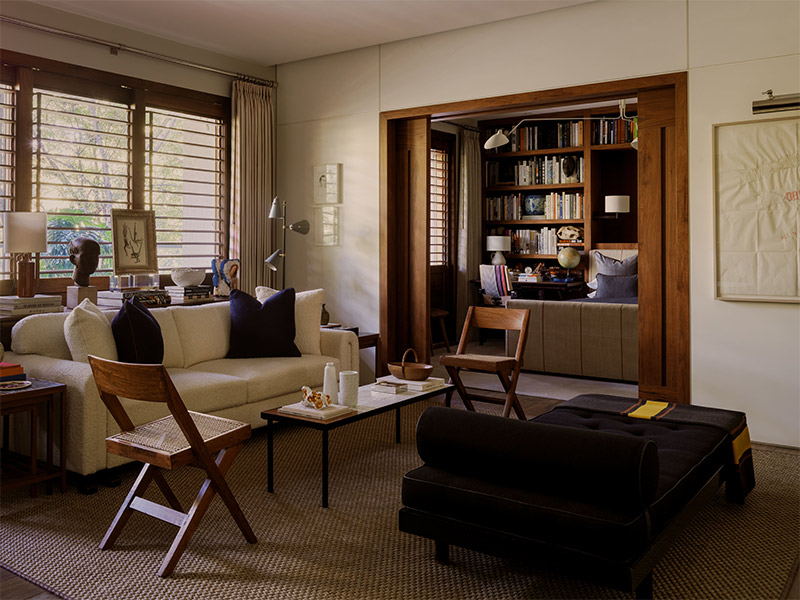 Un salon au luxe tranquille à Mexico avec une belle sélection de meubles, d'objets et d'œuvres d'art