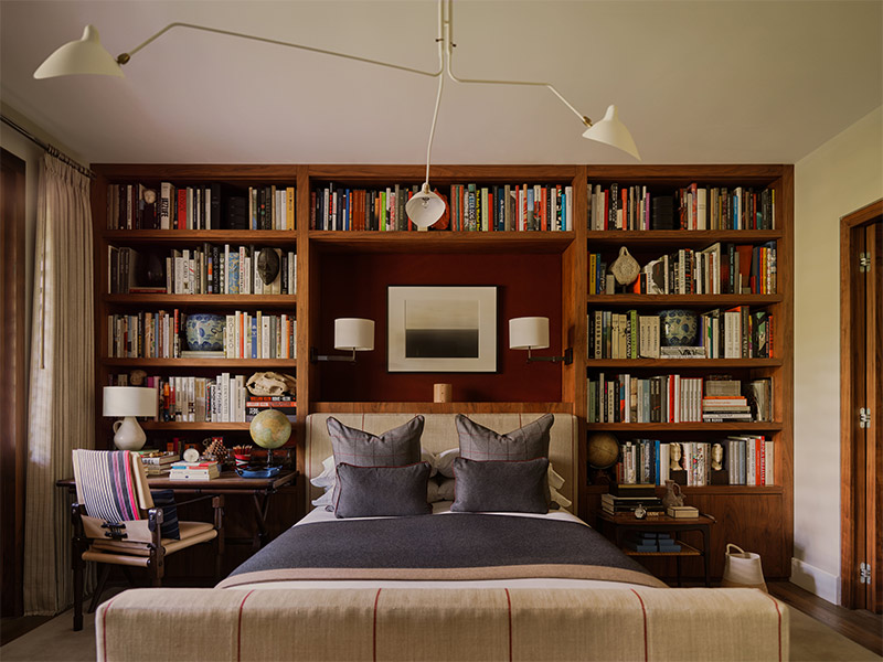 Tête de lit constituée d'une bibliothèque en bois