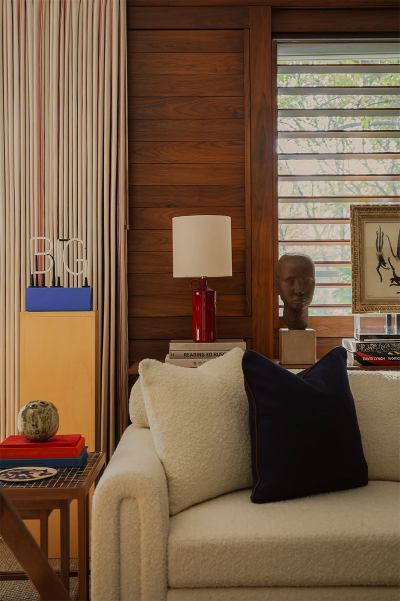 Collection d'objets savamment rassemblés et mis en scène dans ce coin du salon