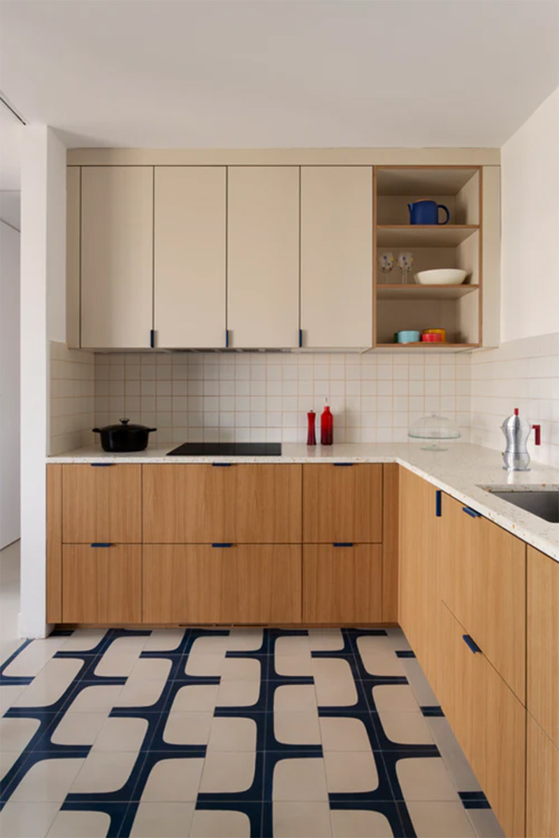 Cuisine design Cubro composée de façades WOOD en Chêne et le STRATIFIÉ Sable comme placards muraux