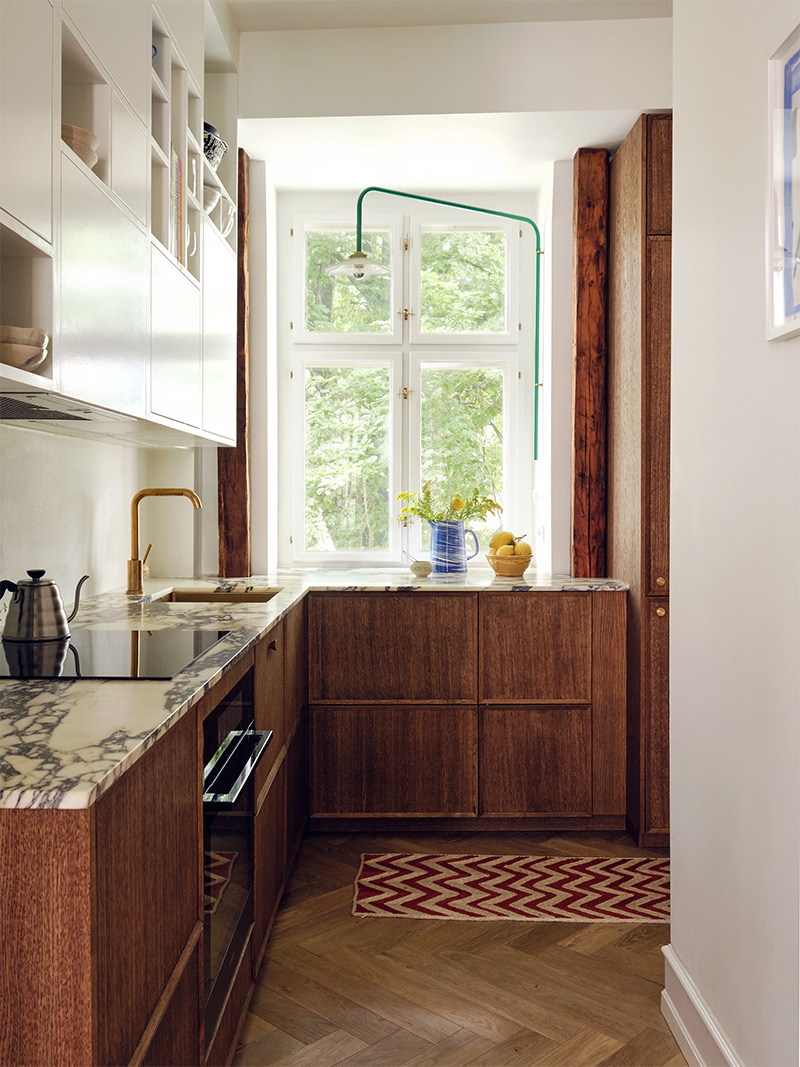 Cuisine avec des façades Reform FRAME, en bois et des placards muraux blancs, associés à un plan de travail en marbre