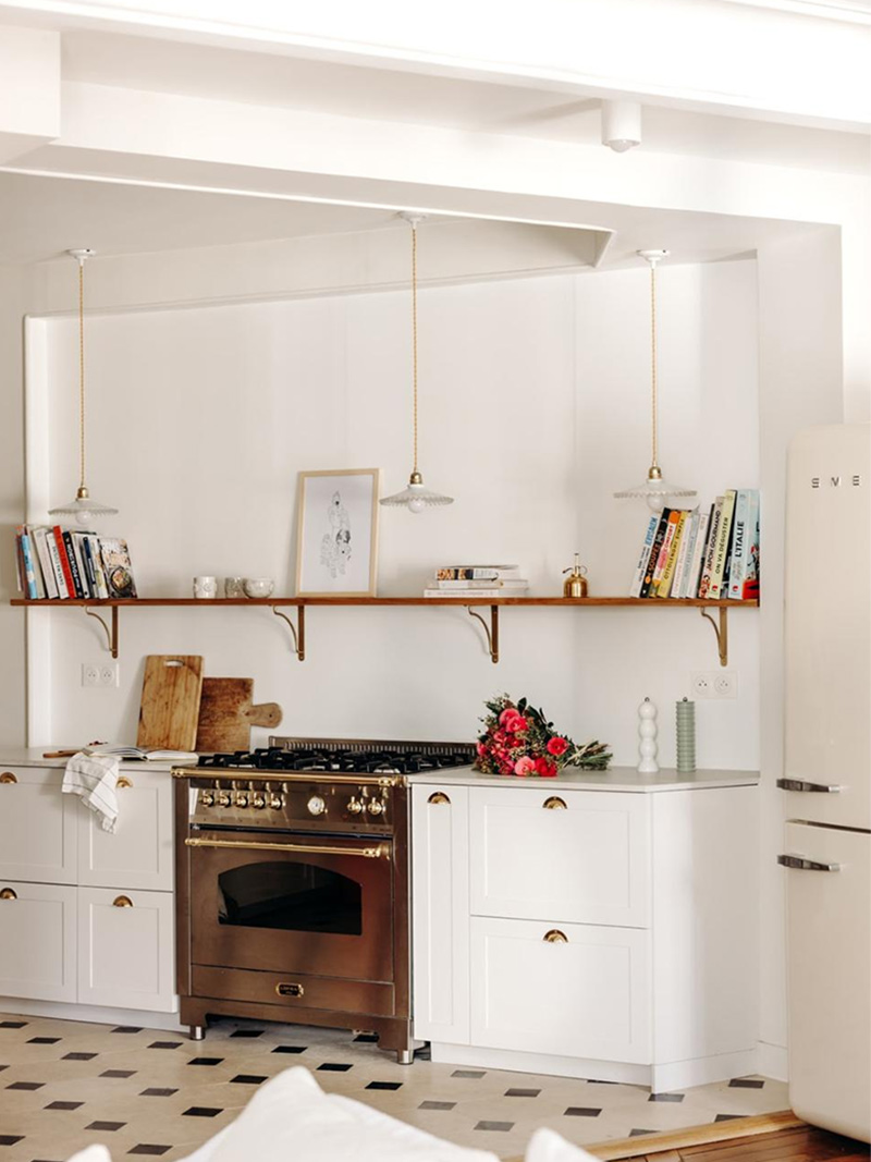 Cuisine Plum Deisgn façades à cadre Blanc pur en laque mate, poignées Coqui en laiton, plan de travail EasyPlan, suspensions chinées sur Le Bon Coin