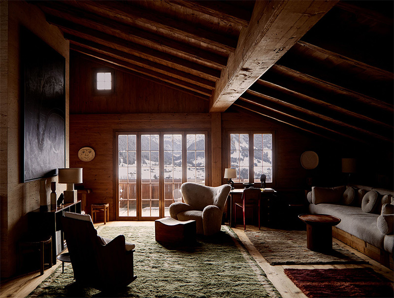 Le salon, aménagé sous les combles avec la vue sur la montagne