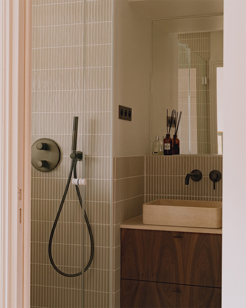 Douche encastrée pour cette salle d'eau dans la chambre parentale