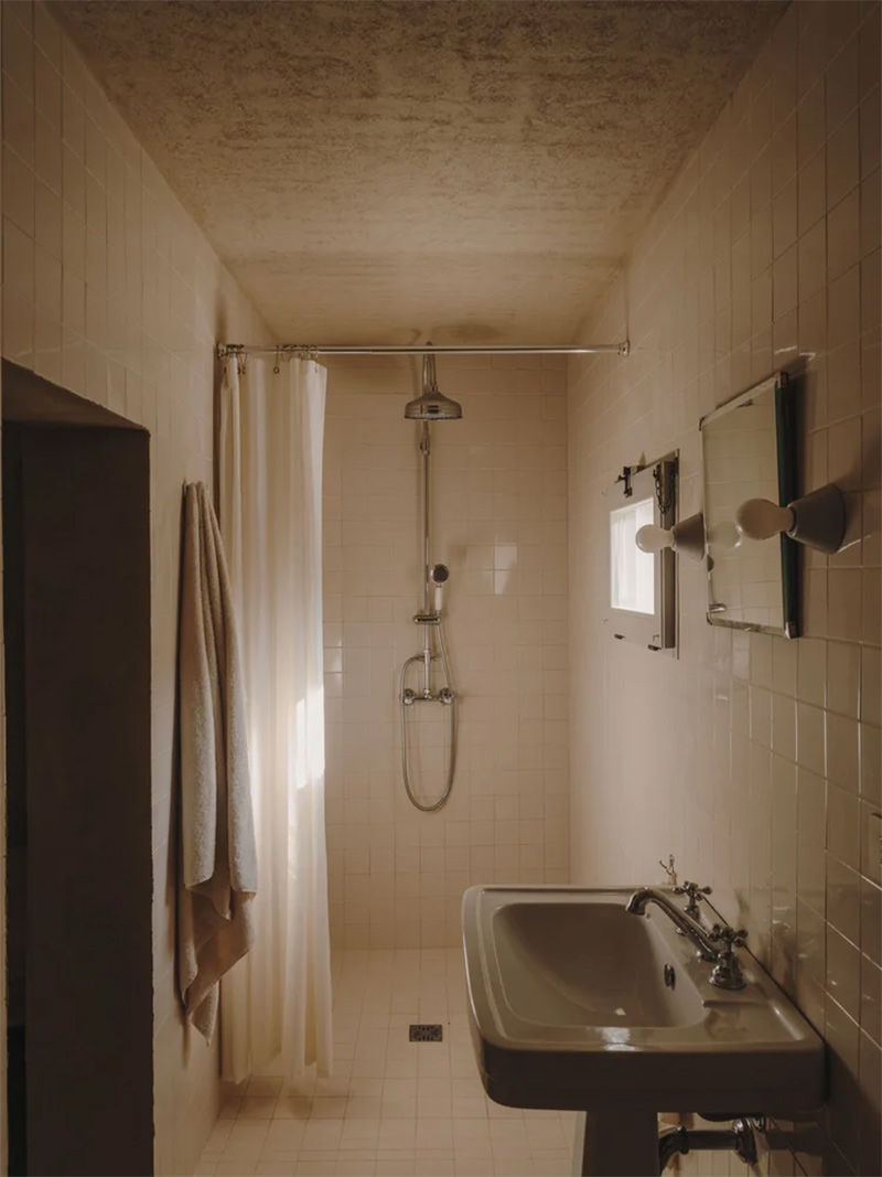 Douche de style méditerranéen minimaliste avec une colonne de douche inox