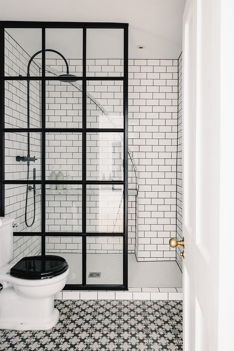 Salle d'eau de style industriel en noir et blanc, avec colonne de douche noir et faïence métro