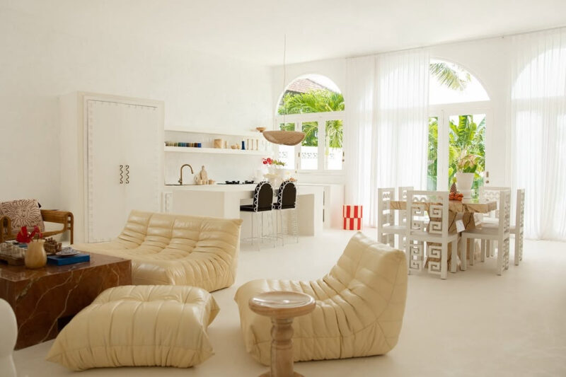 Un décor épuré pour cette chambre d'hôtes à Bali, tout est enduit et lissé en blanc