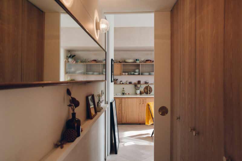 Une porte à galandage séparant la salle de bain de la pièce à vivre