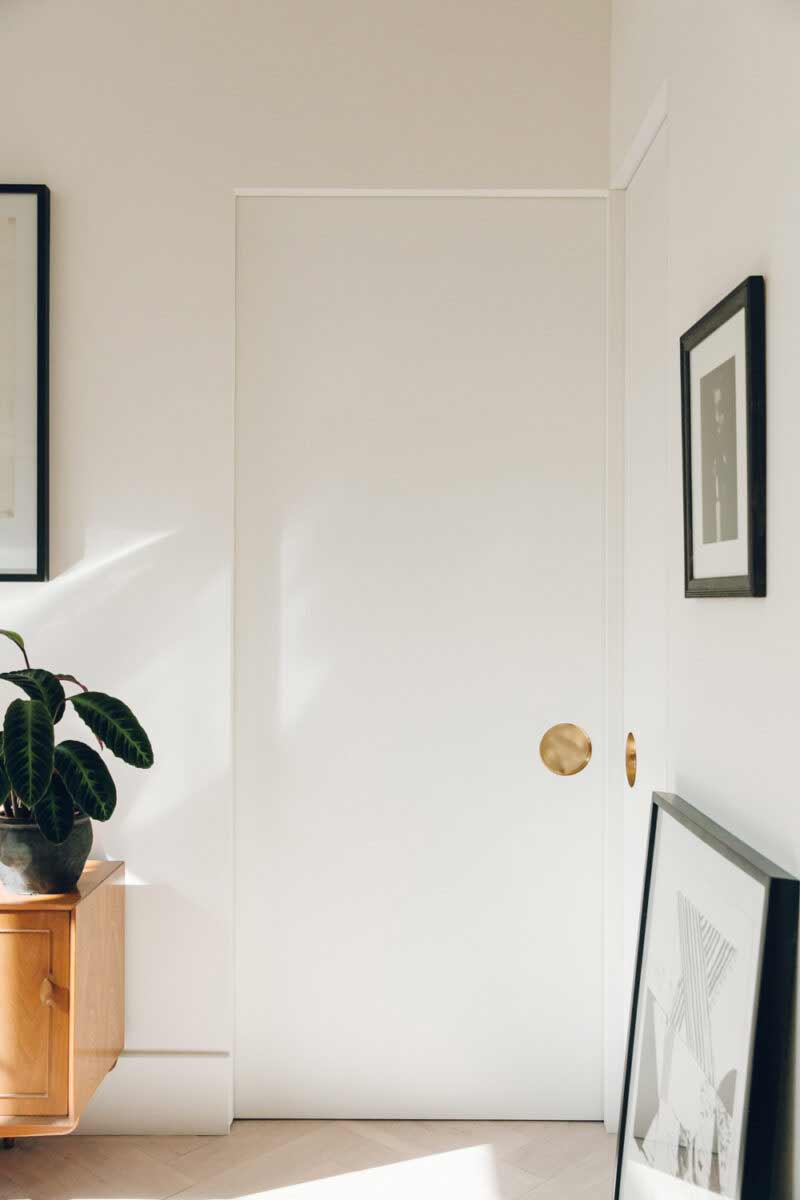 Une porte à galandage séparant la salle de bain de la pièce à vivre