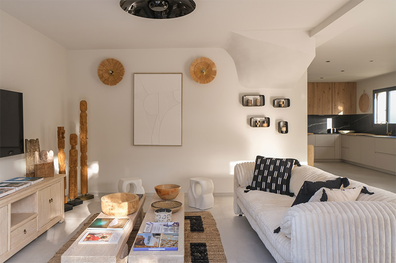 Coin salon dans le séjour d'une maison, situé dans le sud de la France, aménagée et décorée dans un style scandicraft