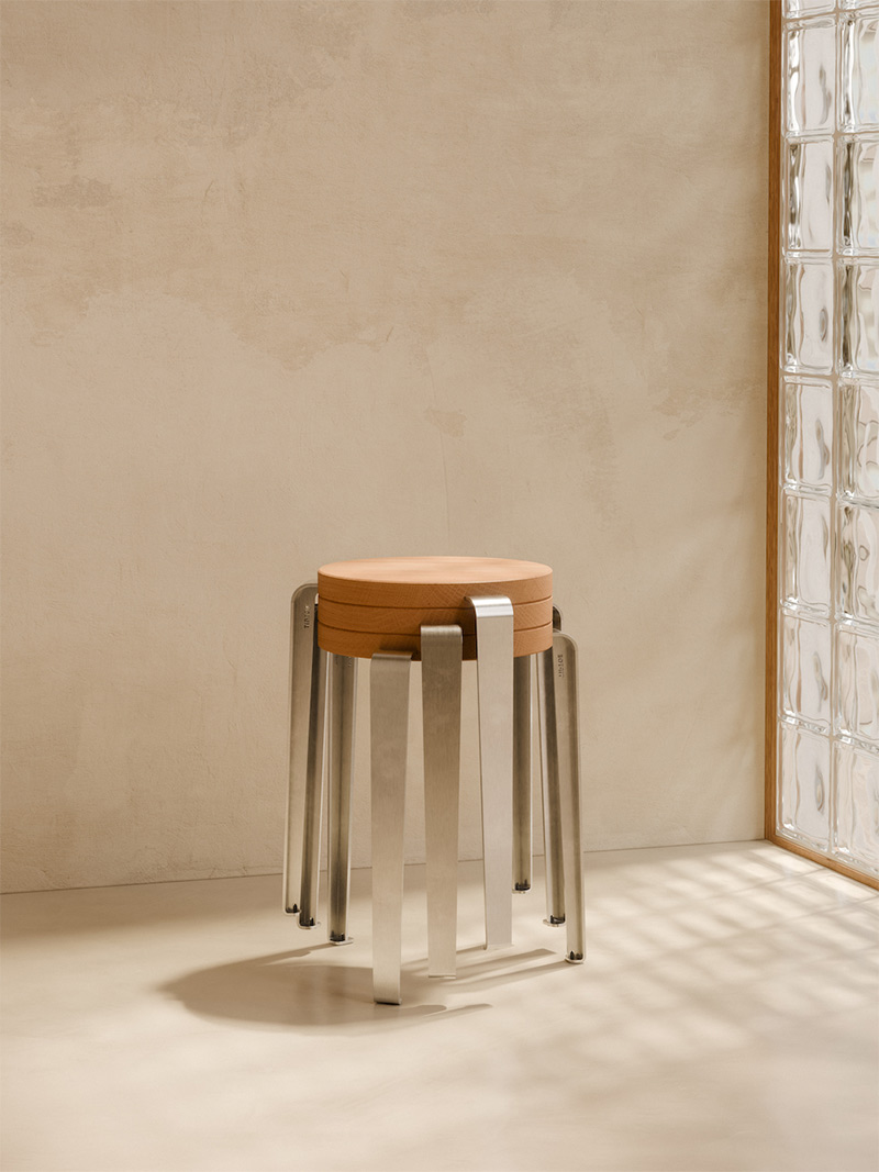 La collection Core de Tiptoe en inox brossé. Ici, tabouret Lou La collection Core de Tiptoe en inox brossé. Ici, tabouret Lou