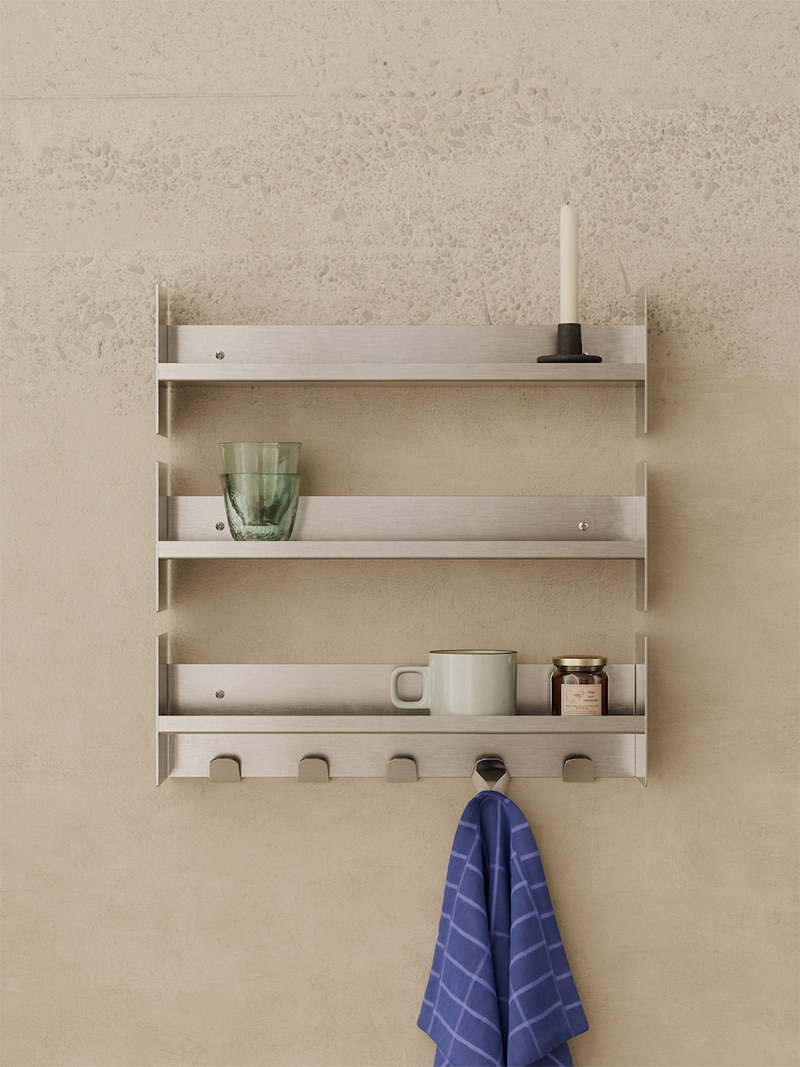 La collection Core de Tiptoe en inox brossé. Ici, l'étagère Pli, en étagère de cuisine ou de salle de bains La collection Core de Tiptoe en inox brossé. Ici, l'étagère Pli, en étagère de cuisine ou de salle de bains