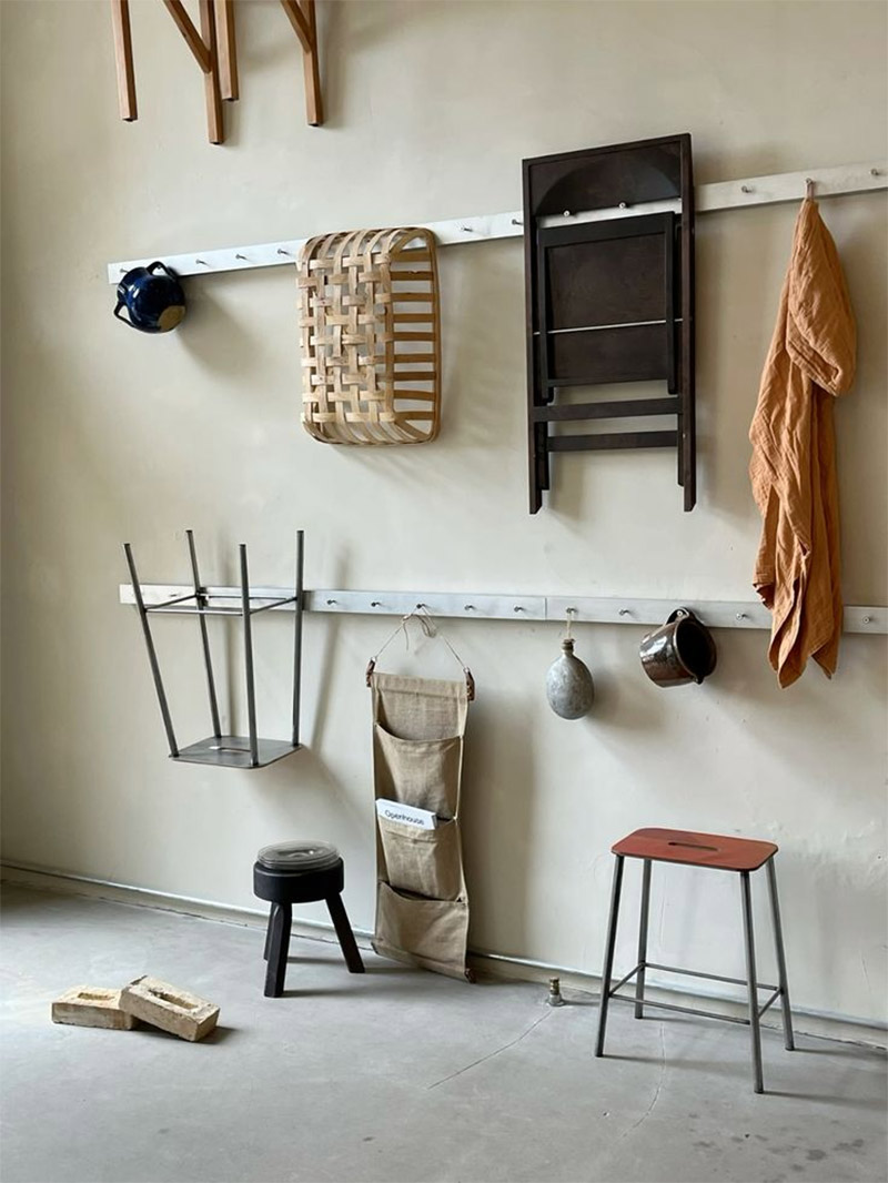 Le concept store de Frama à Copenhague avec une installation de "Peg rail" d'inspiration Shaker