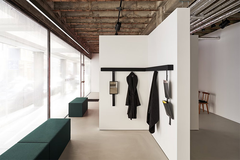 Design Raf Simons pour Kvadrat, mise en scène inspirée du système des Pegs Rails Shaker - Collection Shaker System