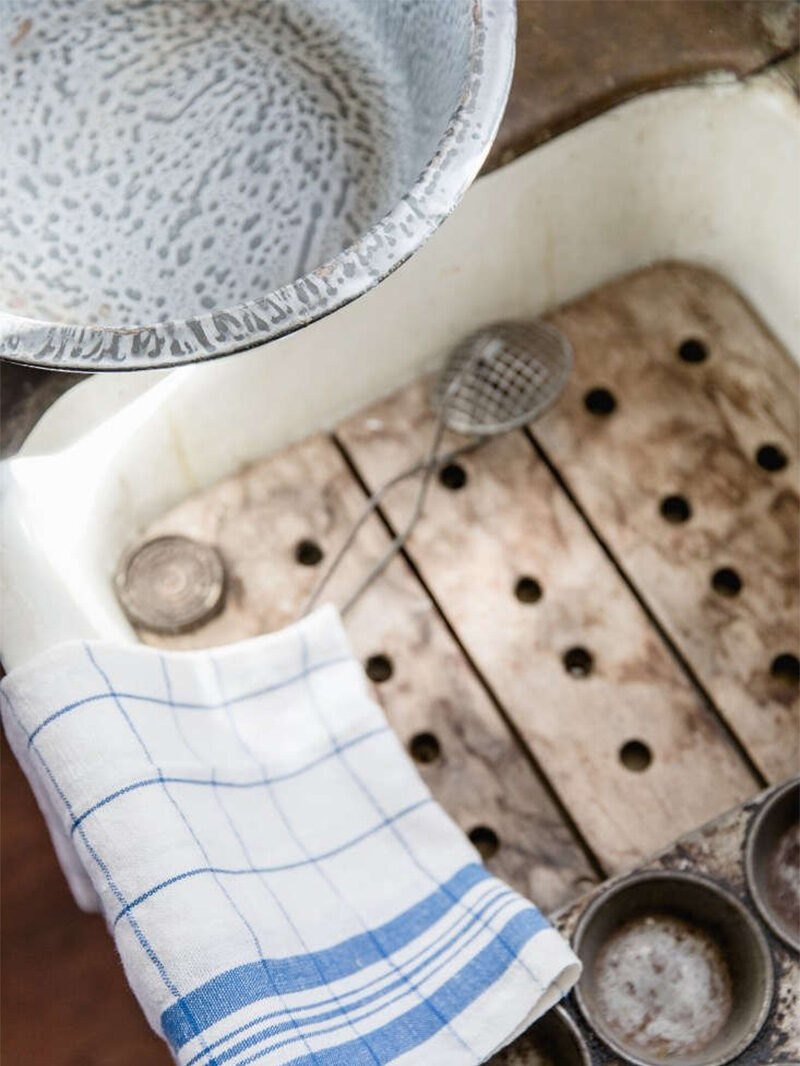 Détail d'un évier avec des produits modestes