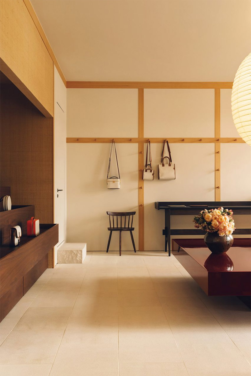 Boutique parisienne au design minimaliste avec un Peg Rail, référence au style shaker pour présenter les produits