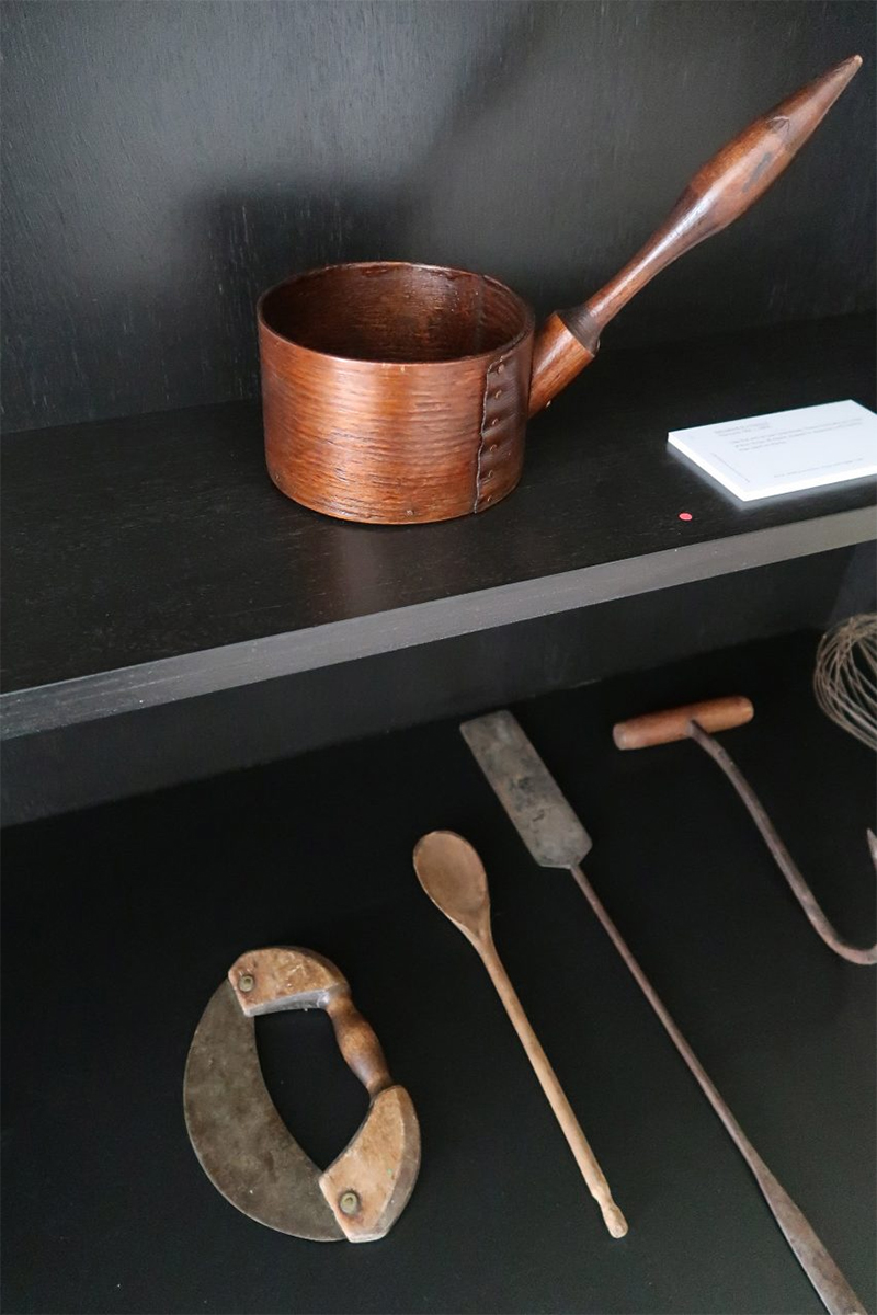 Exposition d'objets Shaker à la galerie Mjölk, Toronto