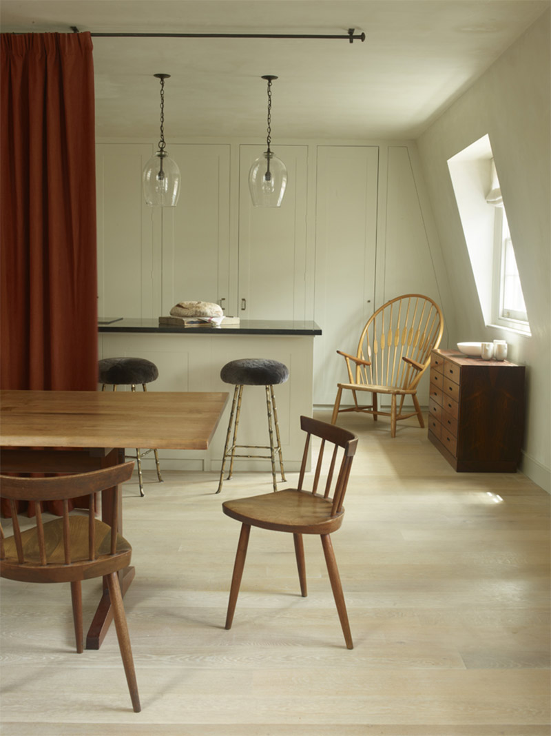 Un appartement à Mayfair, Londres à l'ambiance shaker dans une ambiance de bois brut, naturel