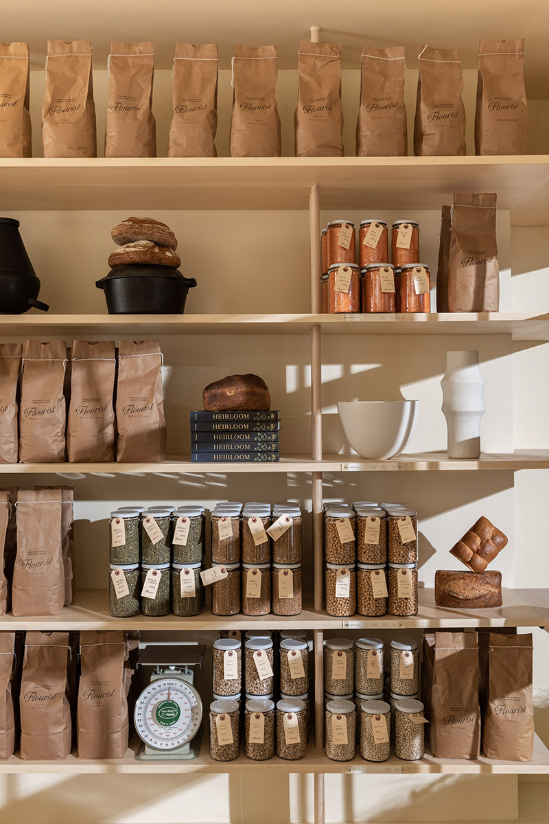 Rangement bibliothèque d'inspiration shaker dans cette boulangerie épicerie à Vancouver