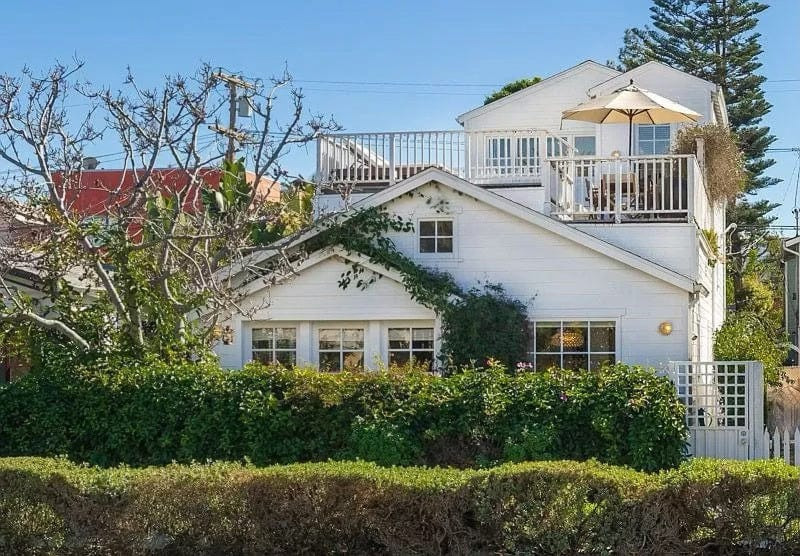 Vue extérieure de la maison et de son jardin