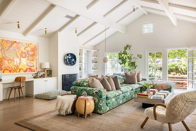 Un vaste salon dans les tonalités neutres, ouvert sur la terrasse à Venice, Los Angeles