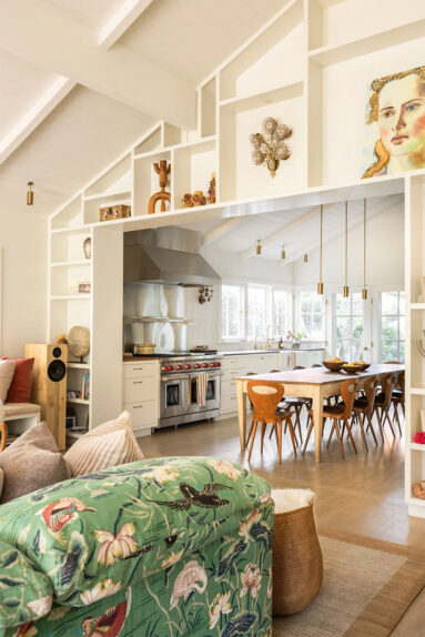 Au fond du salon, la cuisine est accessible par une grande ouverture