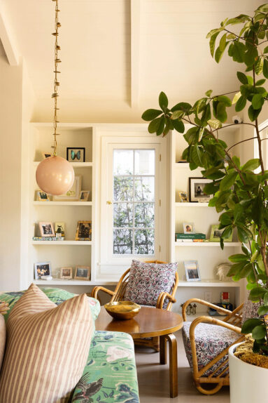 Plantes vertes, coussins imprimés fleurs, et objets personnels créent une ambiance California Cool