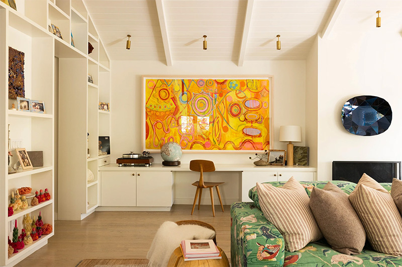 Un tableau de Geraldine Neuwirth, la mère d'Irene Neuwirth attire le regard dans ce décor monochrome neutre