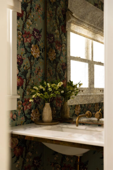 Petite salle d'eau ou toilettes, décorée avec un papier peint à fleurs de style anglais