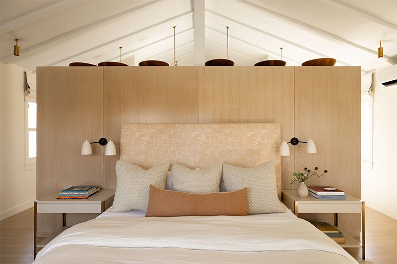 La chambre parentale, avec le lit positionné derrière une cloison semi-ouverte donnant accès à la salle de bains