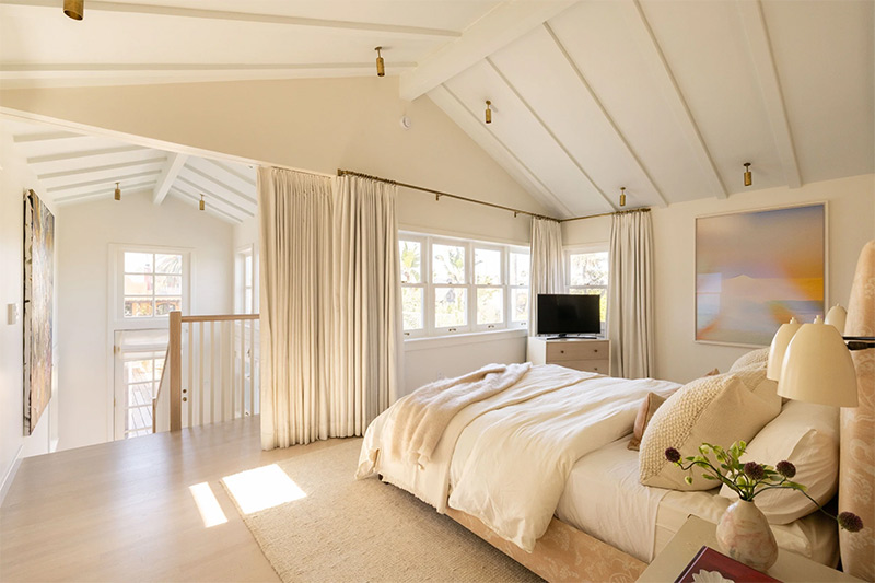 La chambre parentale, décorée dans des tonalités de blanc crème pour une atmosphère apaisante