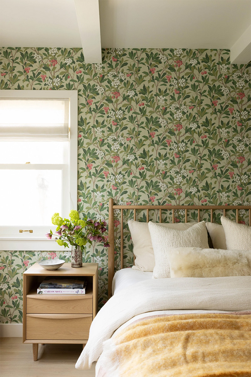 Chambre minimaliste avec papier peint à fleurs dans les tonalités de vert