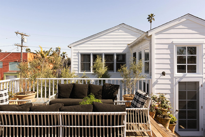 Vue extérieure de la maison et ses terrasses aménagées