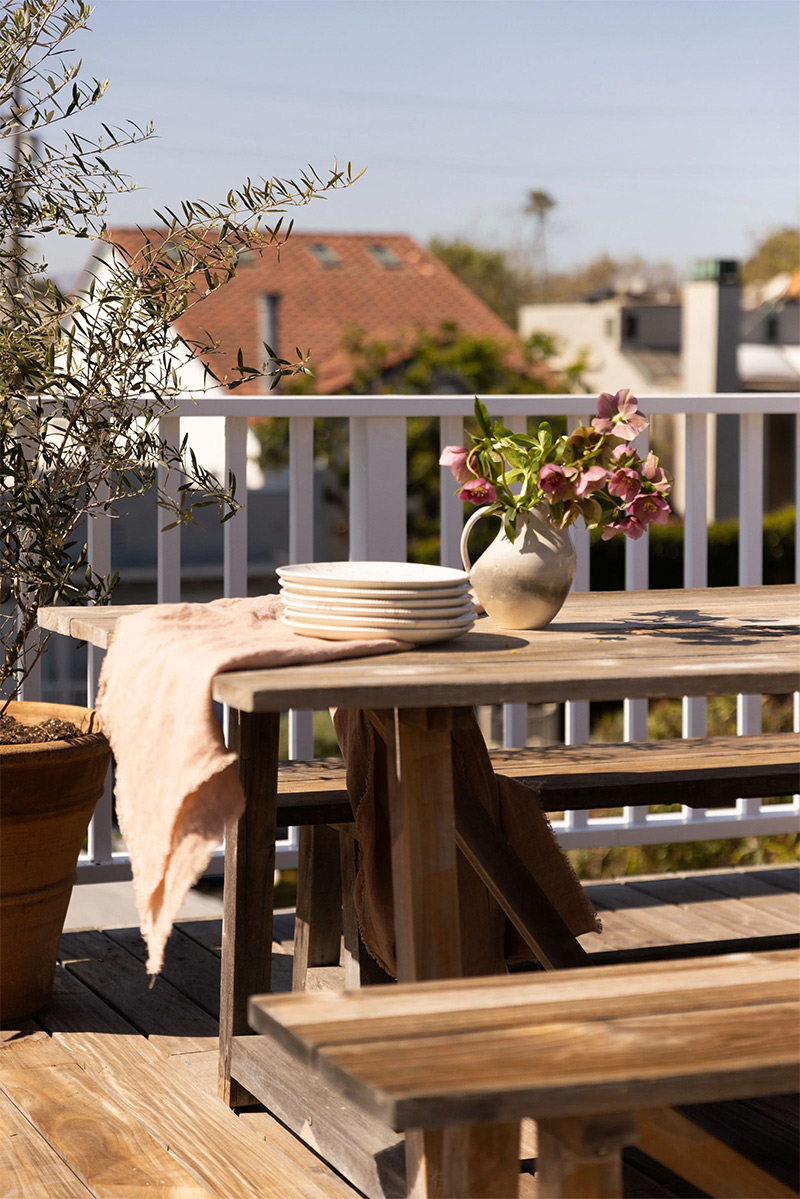 Mobilier en bois brut pour les terrasses extérieurs en planches bois
