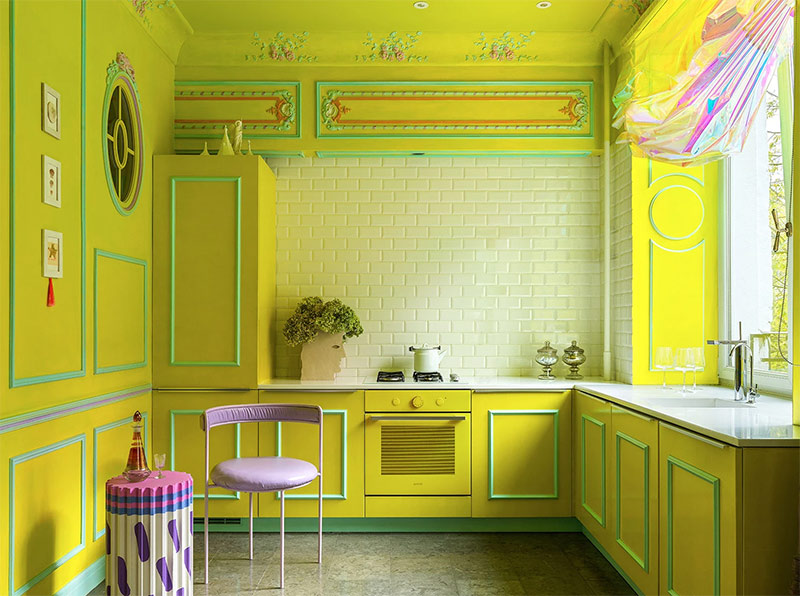 La cuisine en total look chartreuse pour un style XVIIIe revisité dans un immeuble stalinien des années 50