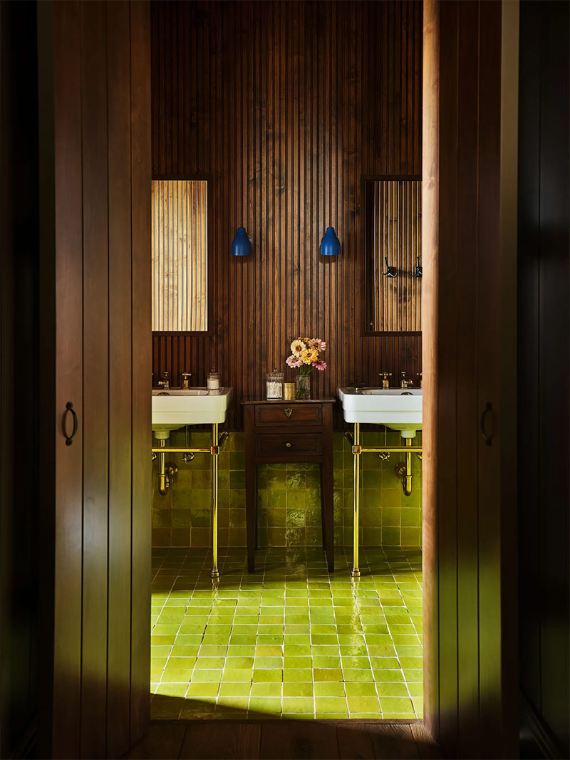 Salle de bains avec un sol en carrelage vert chartreuse personnalisé de Zia Tile