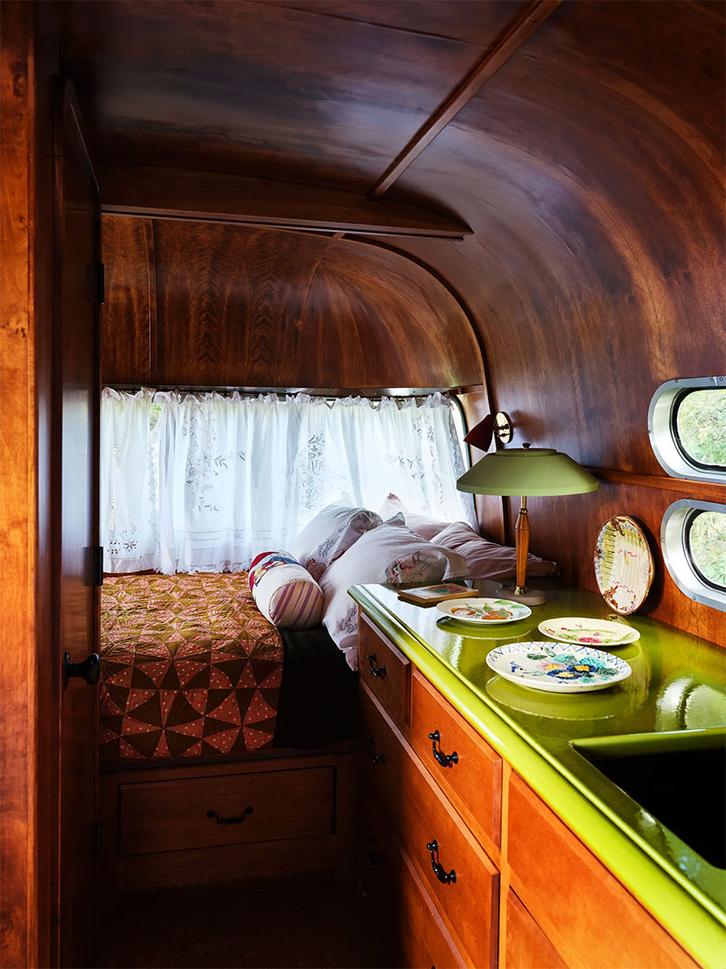 Caravane Airstream avec un plan de travail en vert chartreuse pour des aménagement en bois chaud