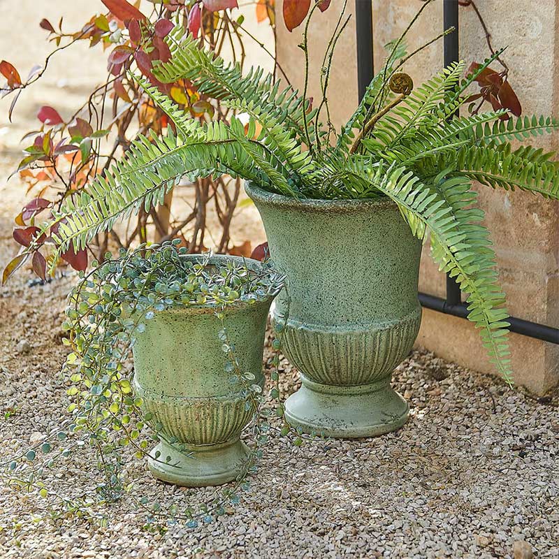 LOBERON - Lot de 2 amphores en porcelaine à la finition vieillie, Jolivaux