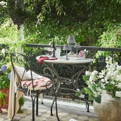 loberon_Table-Vialette-plateau-em-marbre-en-demi-lune-et-pietement-fer-forge