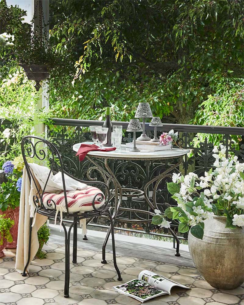 loberon_Table-Vialette-plateau-em-marbre-en-demi-lune-et-pietement-fer-forge