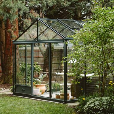 Serre Luxia, de chez LAMS, transformée en salon abrité sur la terrasse d'une maison de famille Serre Luxia, de chez LAMS, transformée en salon abrité sur la terrasse d'une maison de famille