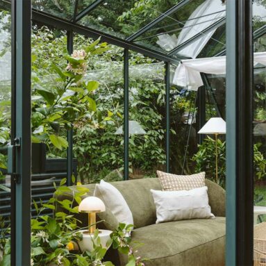 Serre Luxia, de chez LAMS, transformée en salon abrité sur la terrasse d'une maison de famille Serre Luxia, de chez LAMS, transformée en salon abrité sur la terrasse d'une maison de famille