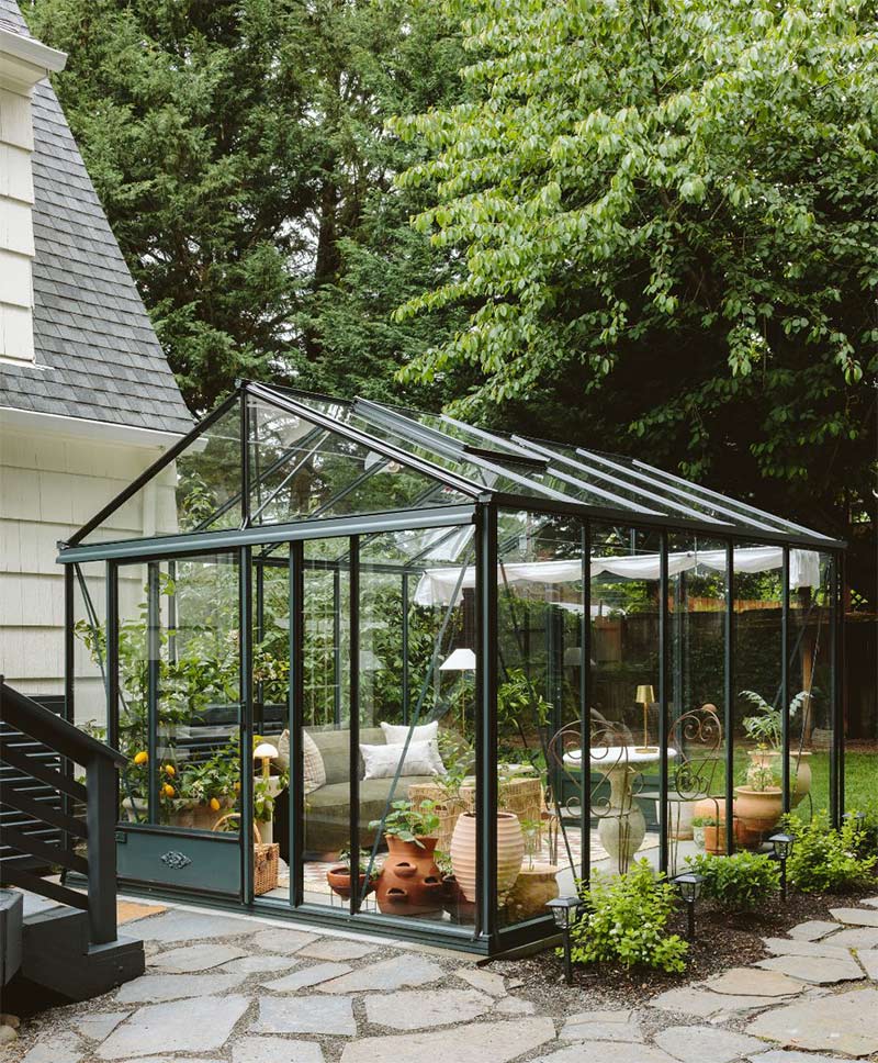 Serre Luxia, de chez LAMS, transformée en salon abrité sur la terrasse d'une maison de famille Serre Luxia, de chez LAMS, transformée en salon abrité sur la terrasse d'une maison de famille