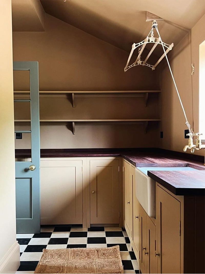 Une buanderie avec des zones de rangement, de point d'eau et séchage optimisée dans un style Shaker coloré