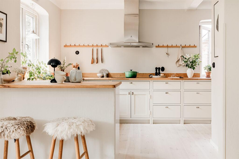 Une cuisine Shaker beige à Kvarnby par la marque scandinave Skandinaviska Shaker Kok