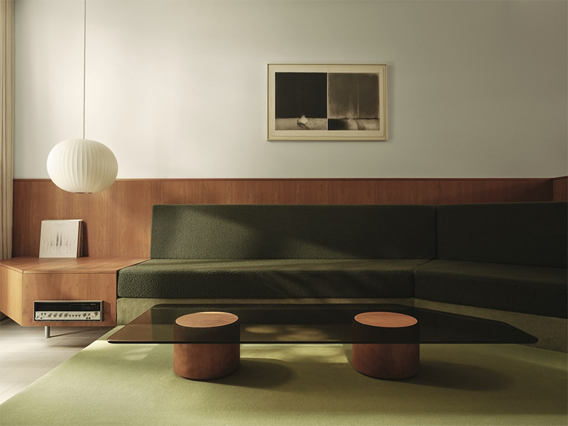 Un intérieur au style vintage, inspiré des ambiances 50/60 avec un grand tapis Vert Capulin