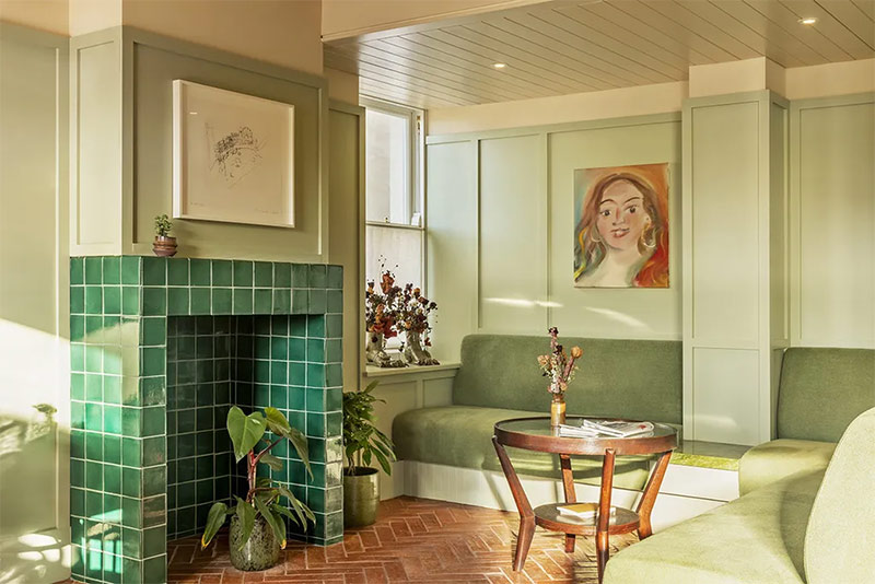 Salon de l'hôtel Fort Road à Margate dans des tonalités de verts acidulés et tempérés