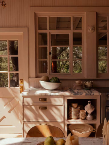 Meubles de cuisine style campagne à cadre, peints en beige, avec un plan de travail en marbe