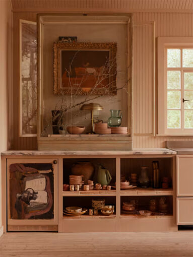 Vitrine récupérée et posée sur les meubles de cuisine pour mettre en scène de nombreux objets chinés